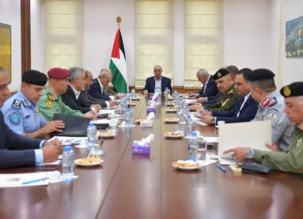 الشيخ يعقد اجتماعا مع قادة الأجهزة الأمنية لمتابعة التطورات الراهنة
