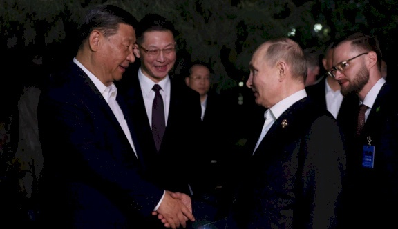 «لطيف بالنسبة لهما»... واشنطن تسخر من المعانقة بين الرئيسين الصيني والروسي