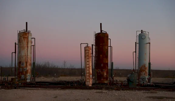 Oil Prices Decline as Investors Await Signals on Russian Supplies