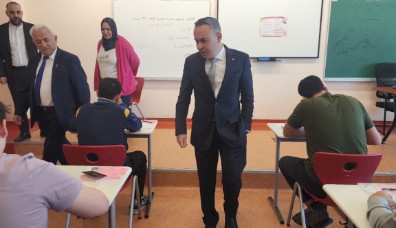 السفير أبو الرب يتفقد الاستعدادات النهائية لعقد امتحانات "التوجيهي" في مجمع المدارس الفلسطينية بالدوحة