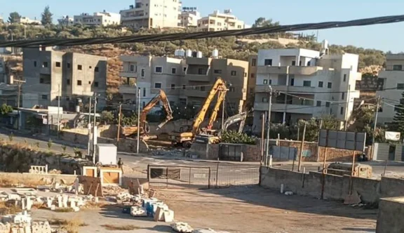 الاحتلال يشرع بعمليات هدم قرب مخيم الجلزون (فيديو)