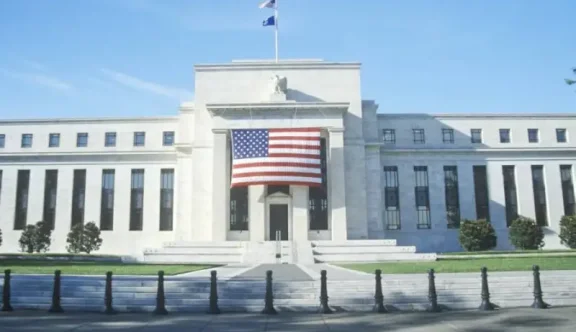 الفيدرالي الأميركي يثبت أسعار الفائدة في أولى اجتماعات 2026
