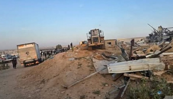 Occupation Demolishes Building in Al-Jawaris Neighborhood of Ramla City