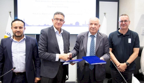 "Electricité de Jérusalem" signe un accord d'achat d'énergie provenant de projets solaires pour les écoles des waqfs islamiques à Jérusalem