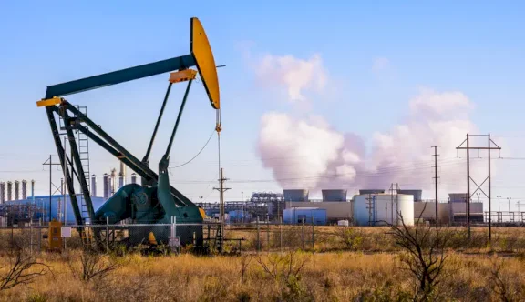 استقرار أسعار النفط وسط مخاطر جيوسياسية