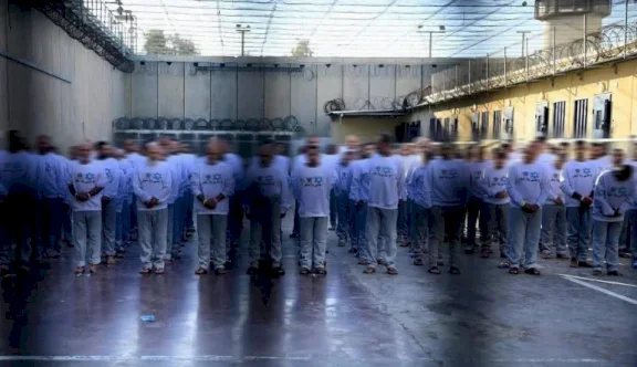 تقرير: المعتقلون في سجني عوفر والنقب يعانون ظروفا إنسانية بالغة الصعوبة