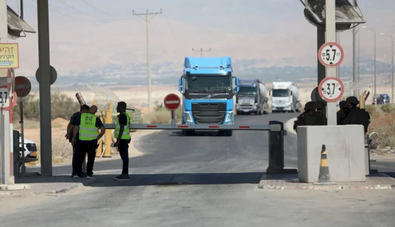 بعد ضغوط أميركية: إسرائيل تعلن فتح معبر الكرامة "التجاري" الأربعاء