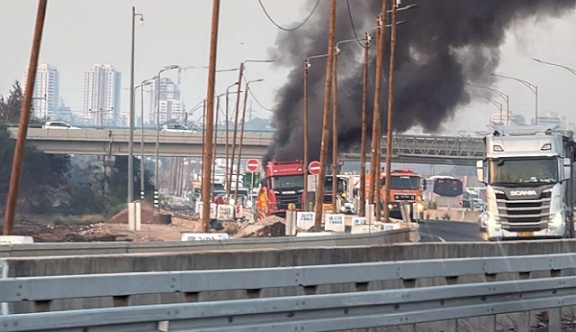 Fermeture de la route n° 1 après un incendie dans un camion à Lod