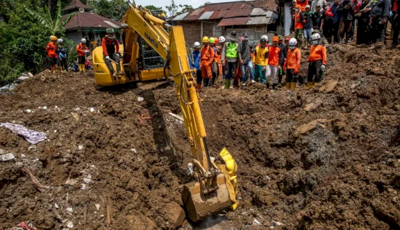 مقتل 30 شخصاً بانهيارات أرضية في إندونيسيا