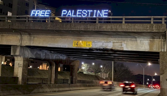 Des vétérans en Caroline du Nord lèvent une pancarte lumineuse "Free Palestine" en solidarité avec notre peuple