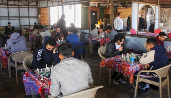 بعد انقطاع دام أكثر من عامين بسبب الحرب على القطاع.. انطلاق بطولة العودة والوفاء للشطرنج في غزة