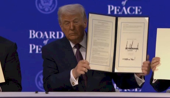 ترامب يوقع الميثاق التأسيسي لـ"مجلس السلام" في دافوس