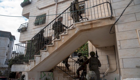 الجيش الإسرائيلي: اعتقلنا 14 فلسطينيًا وصادرنا أسلحة من جبل جوهر بالخليل