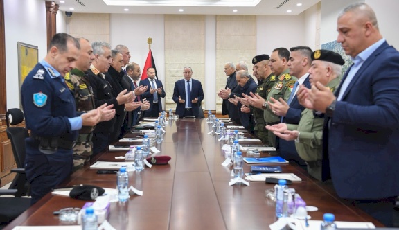 الشيخ يعقد اجتماعًا أمنيًا بحضور رئيس الوزراء وكبار المسؤولين لبحث المستجدات السياسية والأمنية