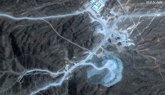 صور الأقمار الصناعية تكشف غارات على مجمع نطنز النووي بإيران