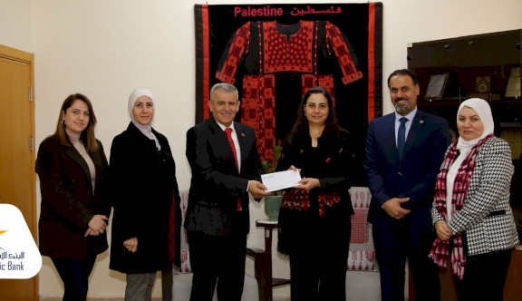 البنك الإسلامي الفلسطيني يقدم دعمه لجمعية إنعاش الأسرة