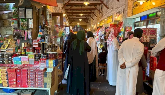 ليالي رمضان تنعش سوق واقف.. حركة بيع نشطة ومقاهٍ مكتظة