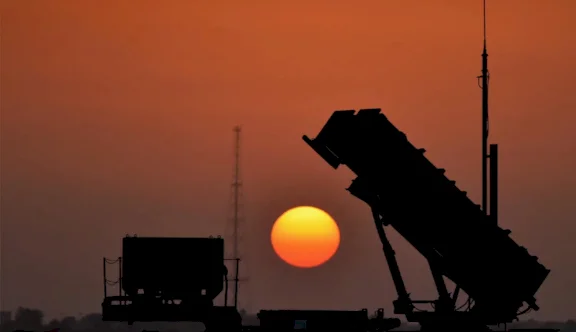 الدفاعات الخليجية تتصدى لهجمات إيرانية.. وسقوط مروحية قطرية في البحر