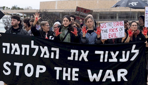 مظاهرات في تل أبيب ومواقع أخرى مطالبة بوقف الحرب والشرطة تعتدي على متظاهرين