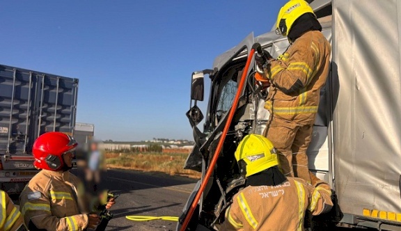 Deux blessés graves dans une collision entre un camion et un véhicule sur la route 6 près de Baq'a Jatt