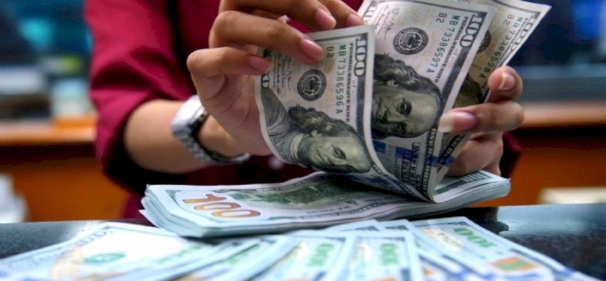 الدولار يتأهب لأكبر مكسب أسبوعي منذ أكثر من عام