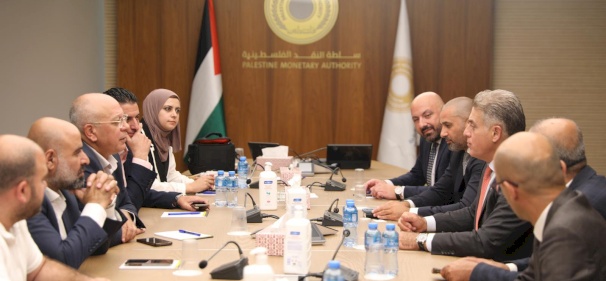 سلطة النقد تطلع "تجارة وصناعة جنوب الخليل" على التحديات التي تواجه القطاع المصرفي