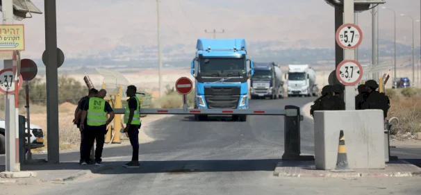 بعد ضغوط أميركية: إسرائيل تعلن فتح معبر الكرامة "التجاري" الأربعاء