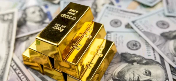 الذهب يتراجع والدولار يقترب من أعلى مستوياته