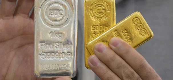 الذهب والفضة يرتدان بقوة بعد موجة بيع حادة