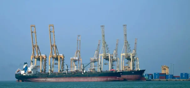 الأزمة في مضيق هرمز تضرب التجارة العالمية وليس النفط فحسب