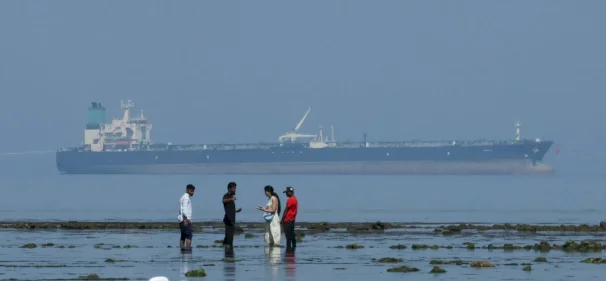 المصافي الهندية والآسيوية تتأهب لاستئناف شراء النفط الإيراني بضوء أخضر أميركي