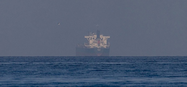 إغلاق مضيق هرمز يسبّب ارتفاعًا حادًا في تكاليف تأمين السفن.. بحّارة عالقون يستنجدون لمغادرة الخليج