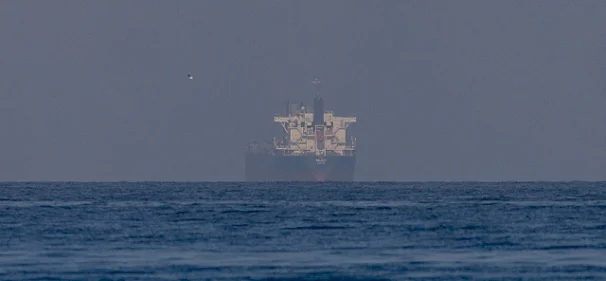 إغلاق مضيق هرمز يسبّب ارتفاعًا حادًا في تكاليف تأمين السفن.. بحّارة عالقون يستنجدون لمغادرة الخليج