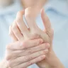 لهذا السبب تبدو اليدان أكبر سناً من الوجه