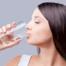 Combien de temps reste l'eau que vous buvez dans votre corps ? Et comment la perdez-vous ?
