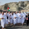 500 حاج وحاجة من أسر الشهداء والأسرى يغادرون عبر معبر الكرامة