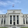 الفيدرالي الأميركي يبقي الفائدة دون تغيير وتوقعات بارتفاعها نهاية العام