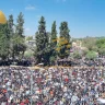 45 ألفا يؤدون صلاة الجمعة في المسجد الأقصى