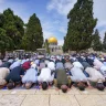 Des dizaines de milliers de fidèles prient le vendredi à Al-Aqsa