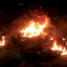 مستعمرون يحرقون منازل في بيت لحم ويقتحمون شلال العوجا