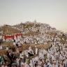 الحجاج يتوافدون إلى صعيد عرفات لأداء الركن الأعظم من فريضة الحج