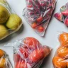 ما خطر تغليف الأطعمة بالبلاستيك؟