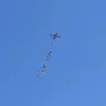 فيديو- إسقاط مساعدات جوية في غزة وسط فوضى التوزيع