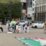 Cercueils et photos d'enfants martyrs et affamés lors d'un événement devant la gare centrale de Helsingborg