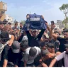 غارديان: إسرائيل تقتل الصحفيين بغزة حتى لا يرى العالم ما تفعله هناك