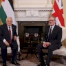 الرئيس عباس يلتقي رئيس الوزراء البريطاني