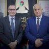 Le ministre de l'Intérieur et le représentant du Programme des Nations Unies pour le développement examinent les voies de coopération