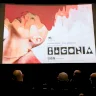 "Rase ta tête pour voir le film".. Une condition étrange pour ceux qui souhaitent assister à "Bugonia"