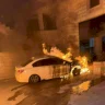 Vidéo : Des colons incendièrent plusieurs véhicules de citoyens à Deir Dibwan, à l'est de Ramallah