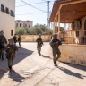الجيش الإسرائيلي يقرر توسيع عملياته بالضفة ويدفع بتعزيزات ويتخذ إجراءات أمنية